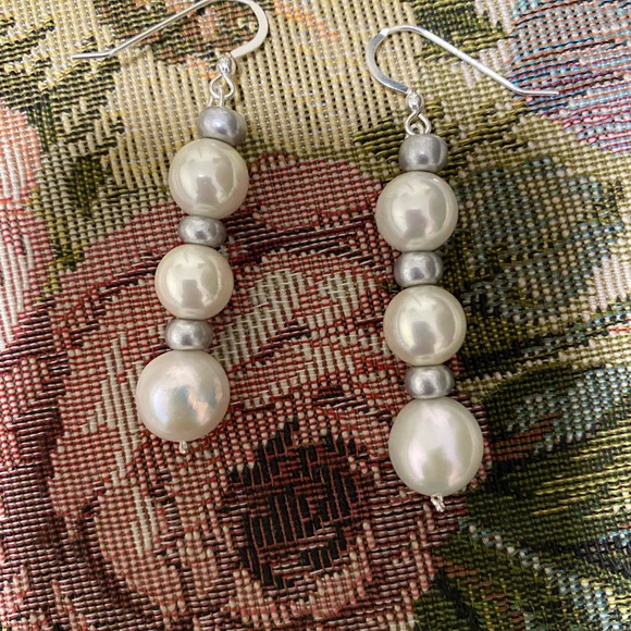 💙2 for $12 Earrings,good quality pearlized beads. - Picture 4 of 5